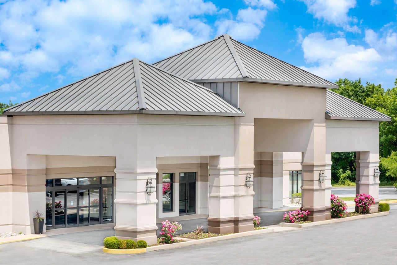 Exton Hotel And Conference Center Exterior photo